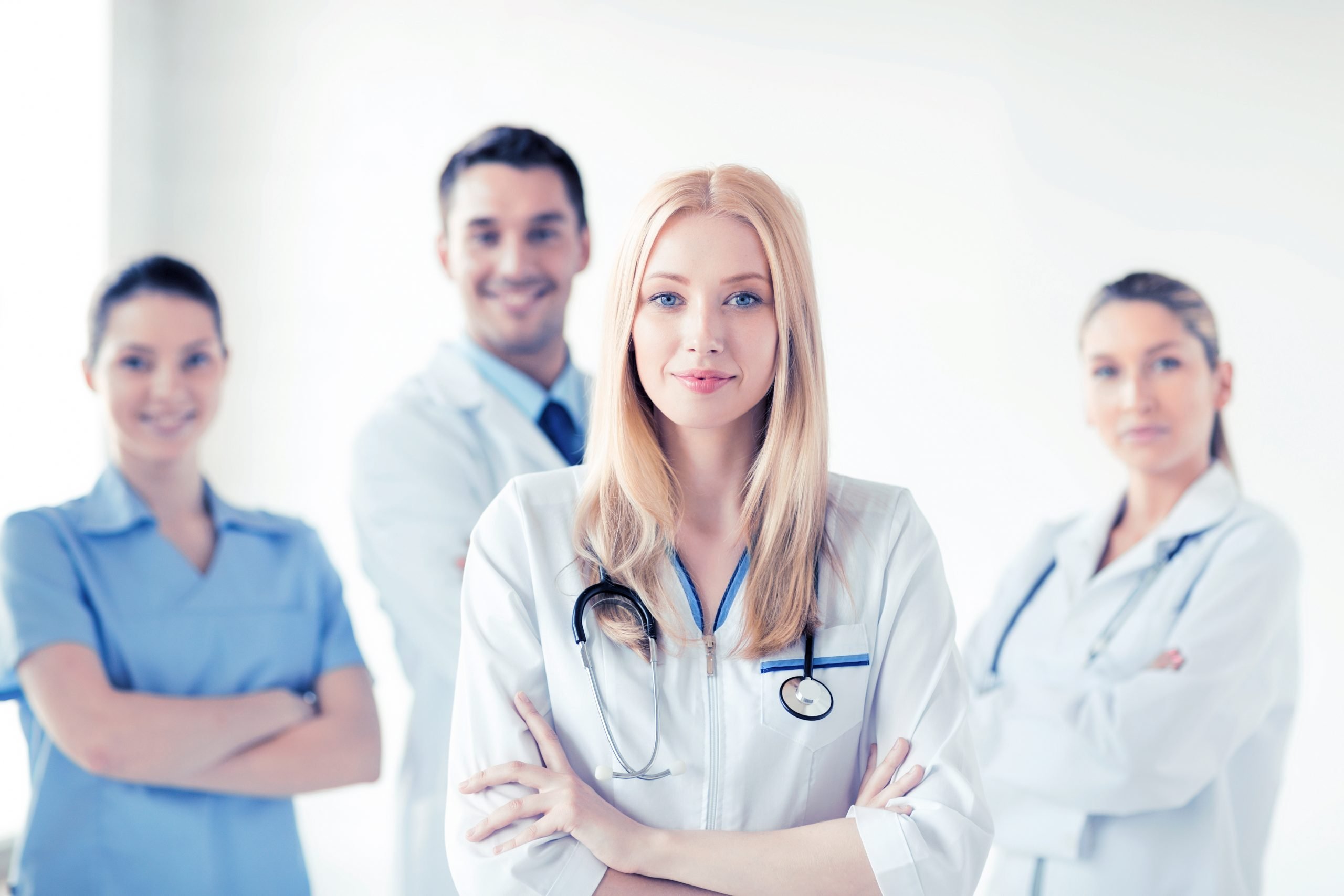 shutterstock 402758896 scaled Uniforme-Medicale-Elastice.Poza ilustrativa in care apar doctori ce poarta uniforme medicale elastice