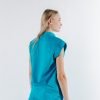 Vedere din spate a unei doamne doctor ce poarta o bluza tunica de scrub medical albastru azure.Uniforma medicala albastru azure este din bumbac 95% si elastan 5% cu croiala fit.