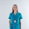 scrub medical albastru azure uniforma doctori costum spital studenti medicina13 scaled Vedere din viata a unei Doamne doctor ce poarta o bluza edgy de scrub medical albastru azure.Uniforma medicala albastru azure este din bumbac 95% si elastan 5% cu croiala fit.