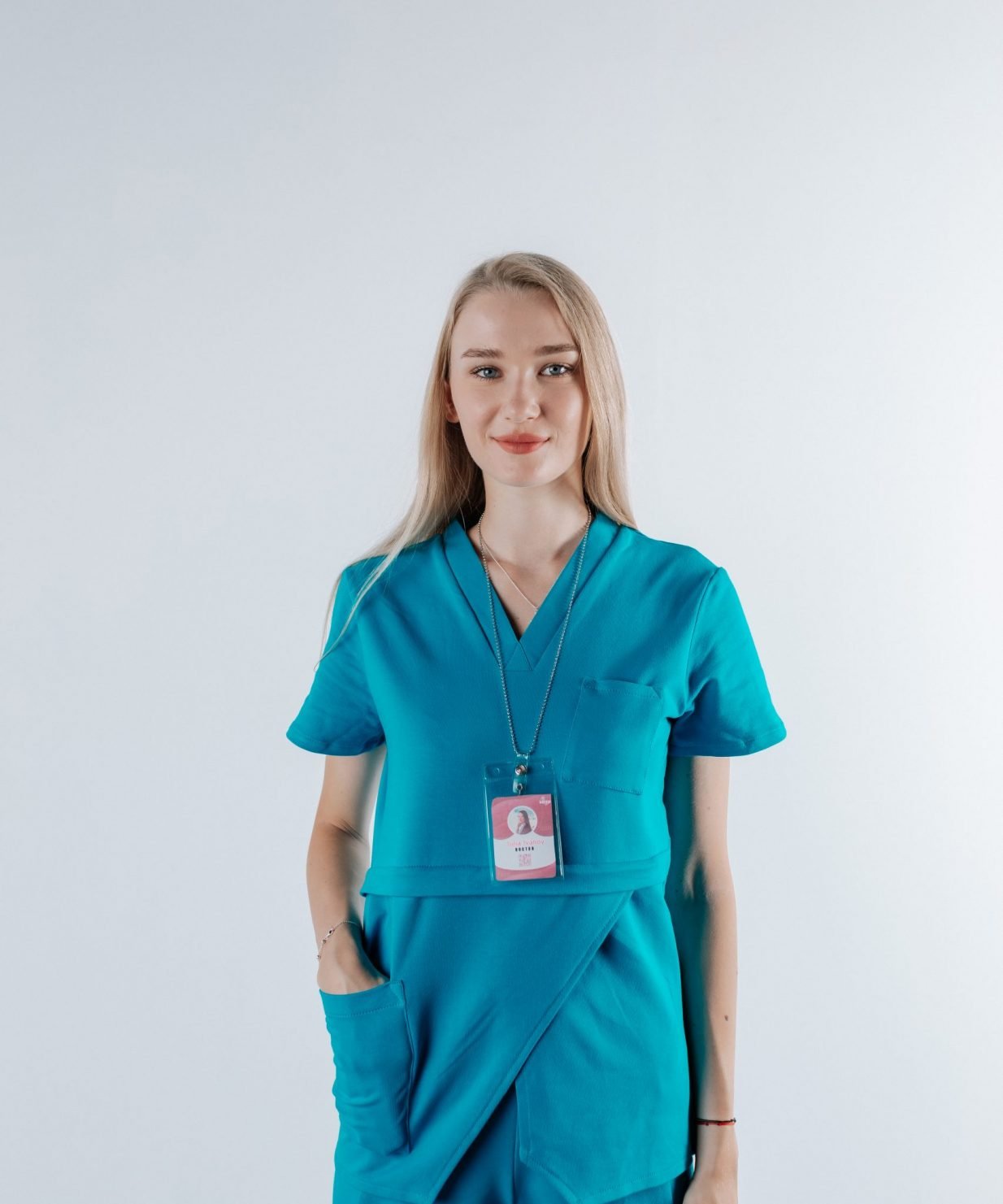 Vedere din viata a unei Doamne doctor ce poarta o bluza edgy de scrub medical albastru azure.Uniforma medicala albastru azure este din bumbac 95% si elastan 5% cu croiala fit.