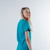 Doamna doctor ce poarta o bluza tunica de scrub medical albastru azure.Uniforma medicala albastru azure este din bumbac 95% si elastan 5% cu croiala fit.