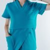 Doamna doctor ce poarta o bluza edgy de scrub medical albastru azure.Uniforma medicala albastru azure este din bumbac 95% si elastan 5% cu croiala fit.