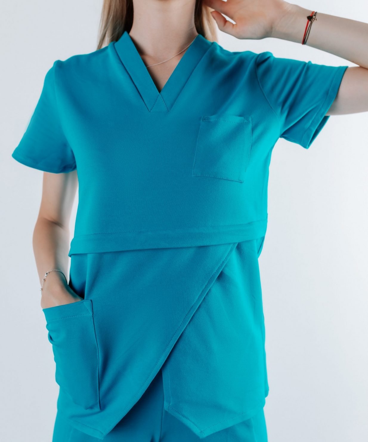 scrub medical albastru azure uniforma doctori costum spital studenti medicina16 scaled Doamna doctor ce poarta o bluza edgy de scrub medical albastru azure.Uniforma medicala albastru azure este din bumbac 95% si elastan 5% cu croiala fit.