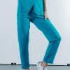 Doamna doctor ce poarta pantaloni de scrub medical albastru azure.Uniforma medicala albastru azure este din bumbac 95% si elastan 5% cu croiala fit.