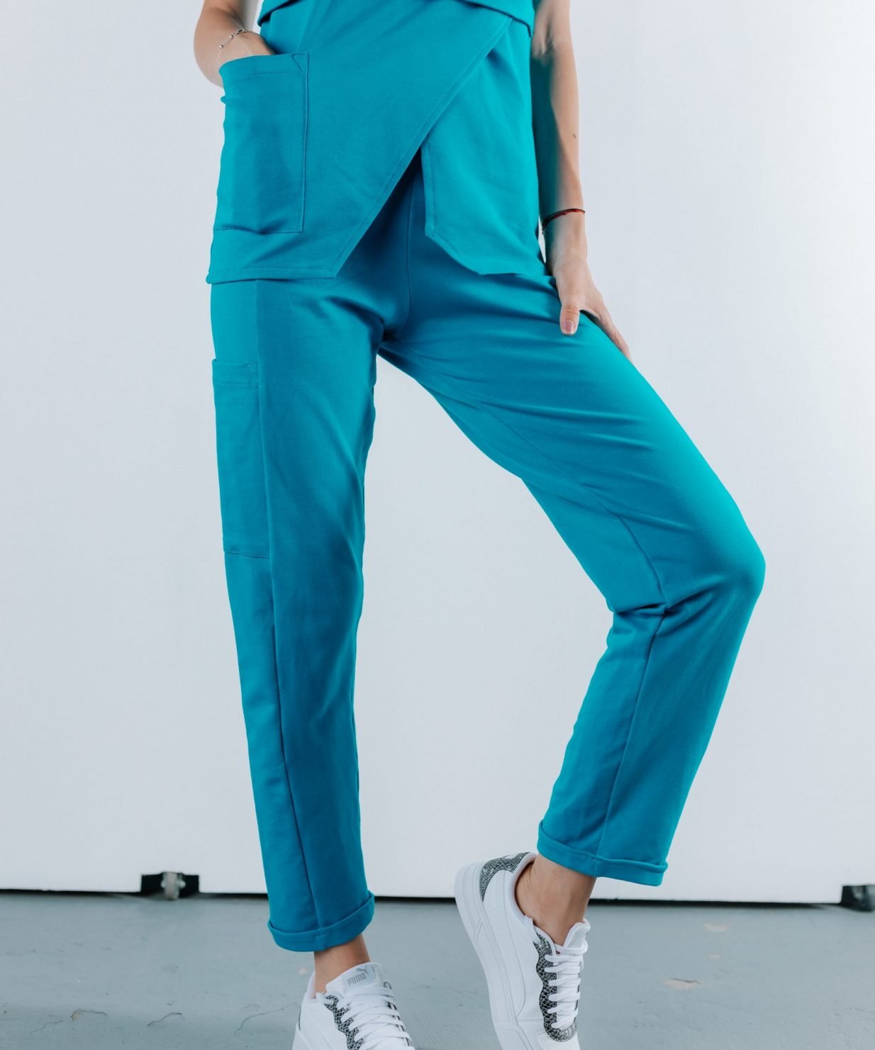 scrub medical albastru azure uniforma doctori costum spital studenti medicina17 scaled Doamna doctor ce poarta pantaloni de scrub medical albastru azure.Uniforma medicala albastru azure este din bumbac 95% si elastan 5% cu croiala fit.