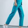 Doamna doctor ce poarta pantaloni de scrub medical albastru azure.Uniforma medicala albastru azure este din bumbac 95% si elastan 5% cu croiala fit.