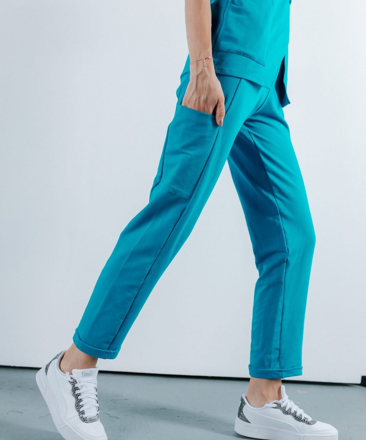 scrub medical albastru azure uniforma doctori costum spital studenti medicina18 scaled Doamna doctor ce poarta pantaloni de scrub medical albastru azure.Uniforma medicala albastru azure este din bumbac 95% si elastan 5% cu croiala fit.