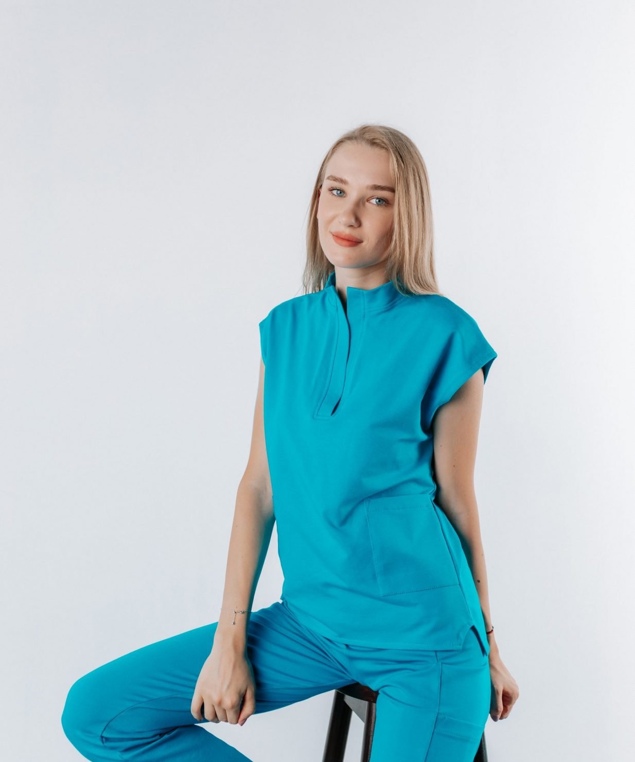 scrub medical albastru azure uniforma doctori costum spital studenti medicina19 scaled Doamna doctor ce poarta o bluza tunica de scrub medical albastru azure.Uniforma medicala albastru azure este din bumbac 95% si elastan 5% cu croiala fit.