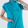 Doamna doctor ce poarta o bluza tunica de scrub medical albastru azure.Uniforma medicala albastru azure este din bumbac 95% si elastan 5% cu croiala fit.