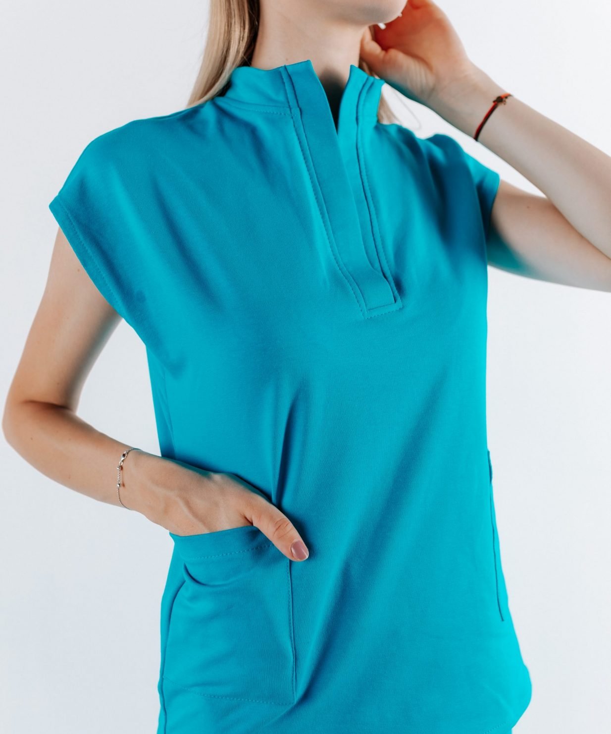 scrub medical albastru azure uniforma doctori costum spital studenti medicina20 scaled Doamna doctor ce poarta o bluza tunica de scrub medical albastru azure.Uniforma medicala albastru azure este din bumbac 95% si elastan 5% cu croiala fit.