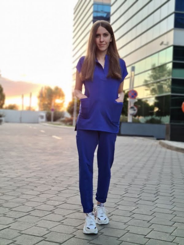 Clienta ce poarta un set scrub albastru royal de la Dapsis