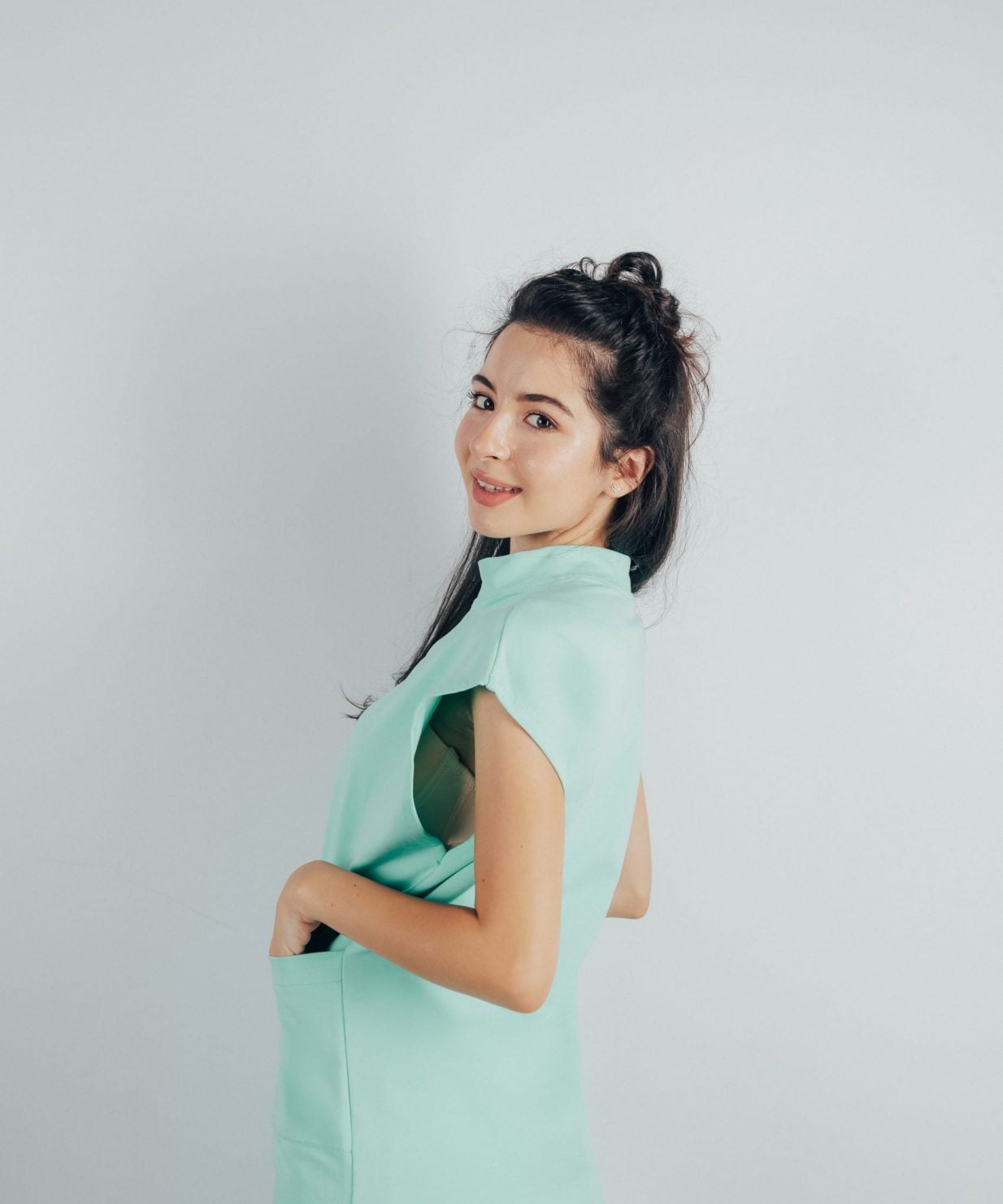 scrub medical verde menta costum spital menta medicala menta doctori studenti la medicina 1 scaled Fotografie cu vedere din spate a unei studente la medicina in timp ce poarta o bluza tunica de scrub medical verde menta ce reprezinta uniforma medicala reprezentativa a unui doctor