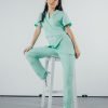 scrub medical verde menta costum spital menta medicala menta doctori studenti la medicina 2 scaled O doamna doctor tanara ce poarta un set de scrub medical verde menta