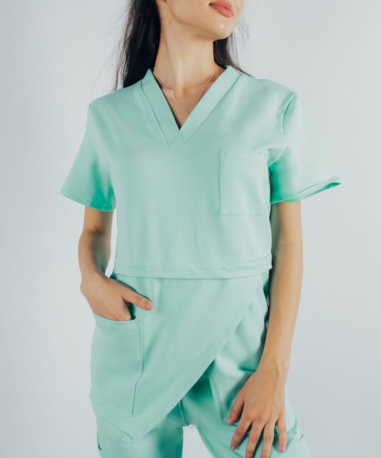 scrub medical verde menta costum spital menta medicala menta doctori studenti la medicina 3 scaled Fotografie cu vedere din fata a unei studente la medicina in timp ce poarta o bluza edgy de scrub medical verde menta ce reprezinta uniforma medicala reprezentativa a unui doctor