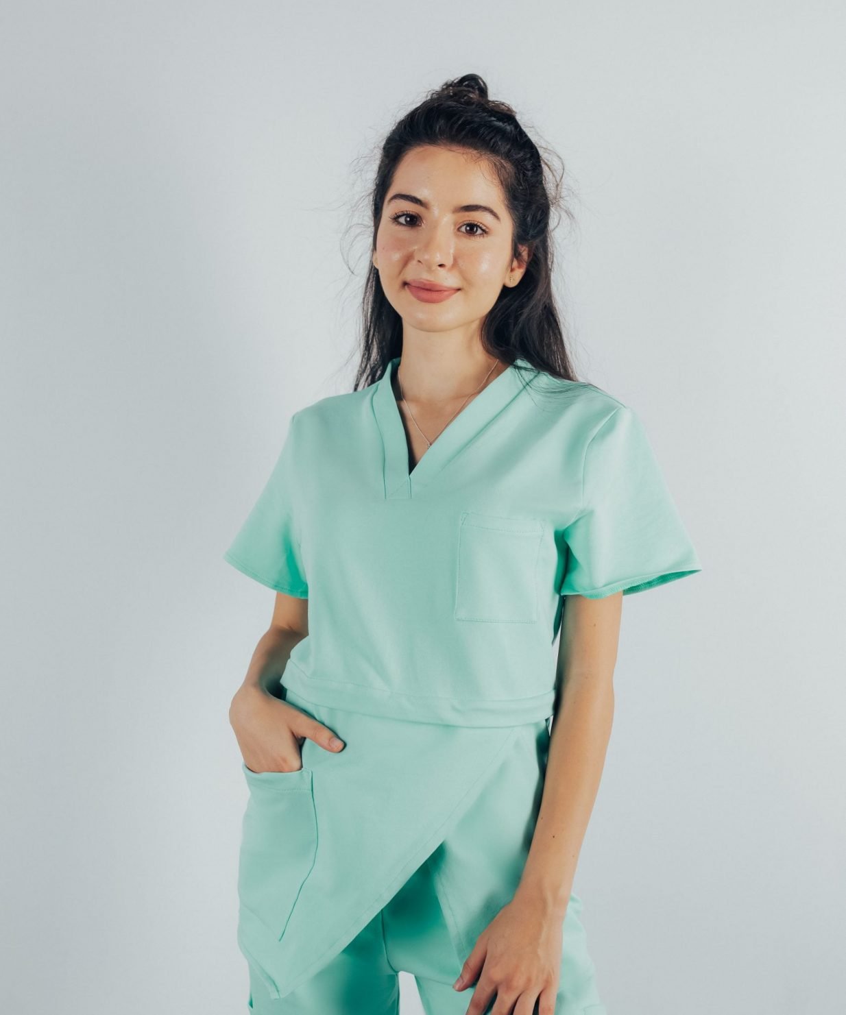 scrub medical verde menta costum spital menta medicala menta doctori studenti la medicina 4 scaled Fotografie cu vedere din fata a unei studente la medicina in timp ce poarta o bluza edgy de scrub medical verde menta ce reprezinta uniforma medicala reprezentativa a unui doctor