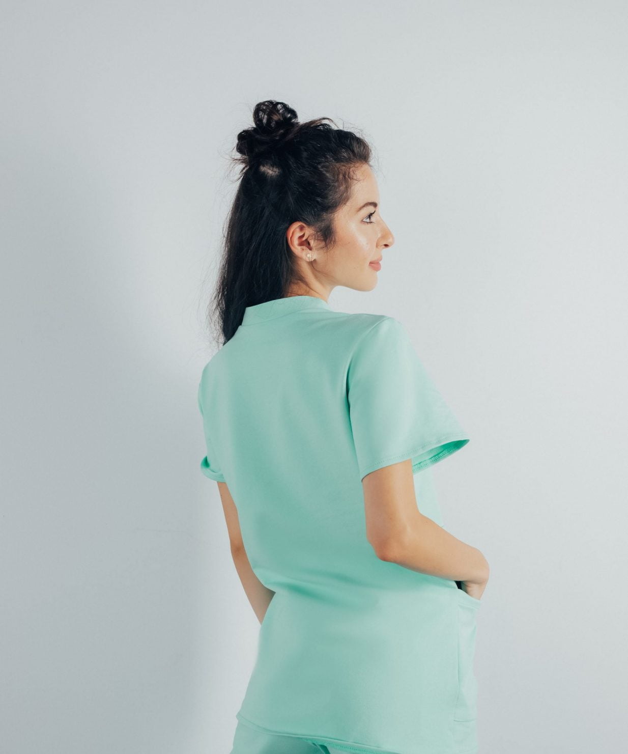 scrub medical verde menta costum spital menta medicala menta doctori studenti la medicina 5 scaled Fotografie cu vedere din spate a unei studente la medicina in timp ce poarta o bluza edgy de scrub medical verde menta ce reprezinta uniforma medicala reprezentativa a unui doctor