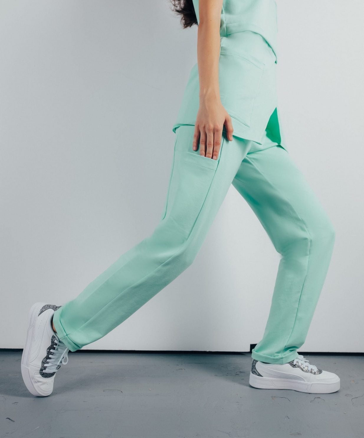 scrub medical verde menta costum spital menta medicala menta doctori studenti la medicina 6 scaled Fotografie cu vedere din lateral a unei studente la medicina in timp ce poarta o pantaloni de scrub medical verde menta ce reprezinta uniforma medicala reprezentativa a unui doctor