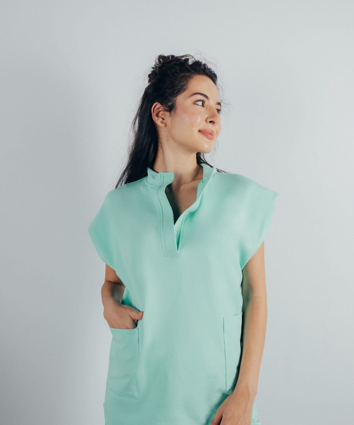 scrub medical verde menta costum spital menta medicala menta doctori studenti la medicina 7 scaled Fotografie cu vedere din fata a unei studente la medicina in timp ce poarta o bluza tunica de scrub medical verde menta ce reprezinta uniforma medicala reprezentativa a unui doctor