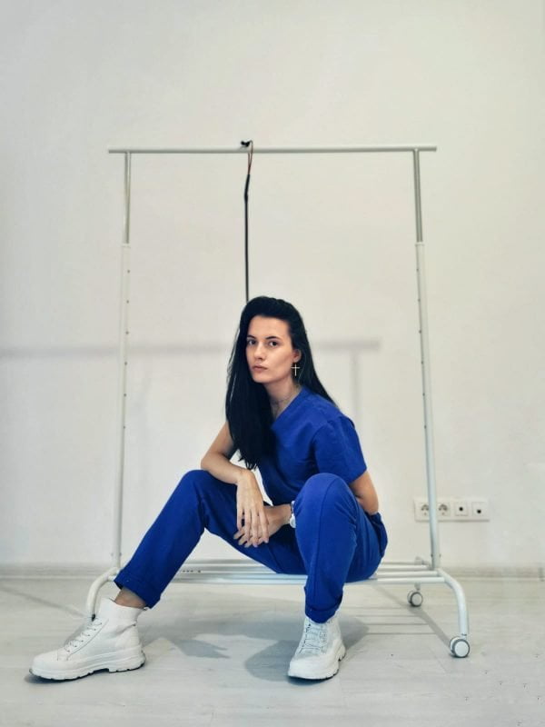 uniforma medicala Albastru Royal costum medical albastru Royal scrub medical doctori studenti medicina Clienta ce poarta un set scrub albastru royal de la Dapsis