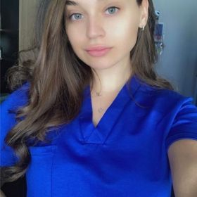 uniforma medicala Albastru Royal costum spital scrub medical bucuresti Clienta ce poarta un set scrub albastru royal de la Dapsis