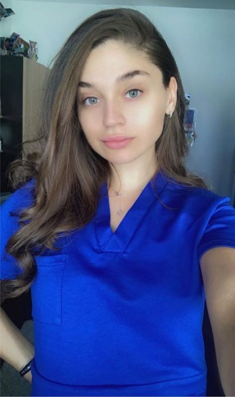 Clienta ce poarta un set scrub albastru royal de la Dapsis