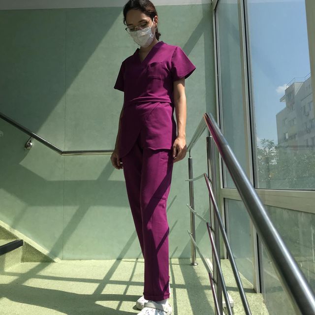 uniforma medicala mov intens costum medical mov intens scrub medical doctori studenti medicina clienta1 Clienta ce poarta un set scrub mov intens de la Dapsis