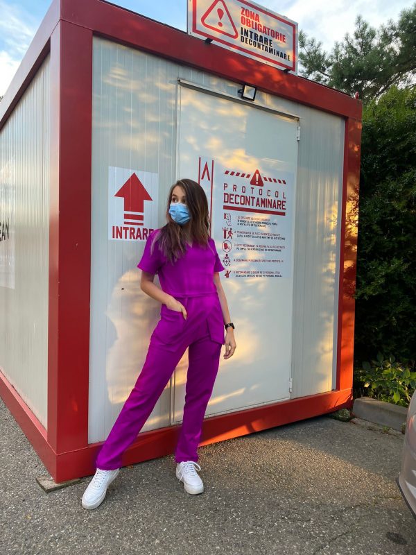 Clienta ce poarta un set scrub mov intens de la Dapsis