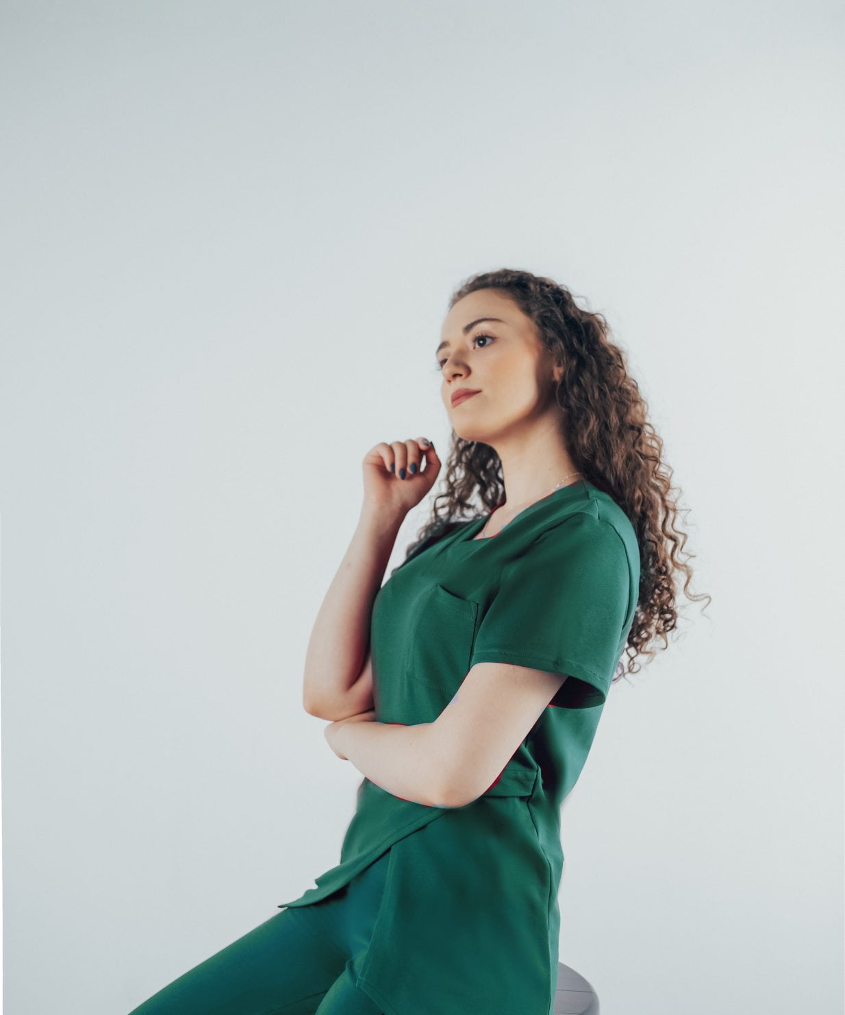 Scrub medical bumbac elastic verde sacramento Uniforma spital dama 1 O doctorita tanara ce poarta un Scrub medical verde sacramento din bumbac