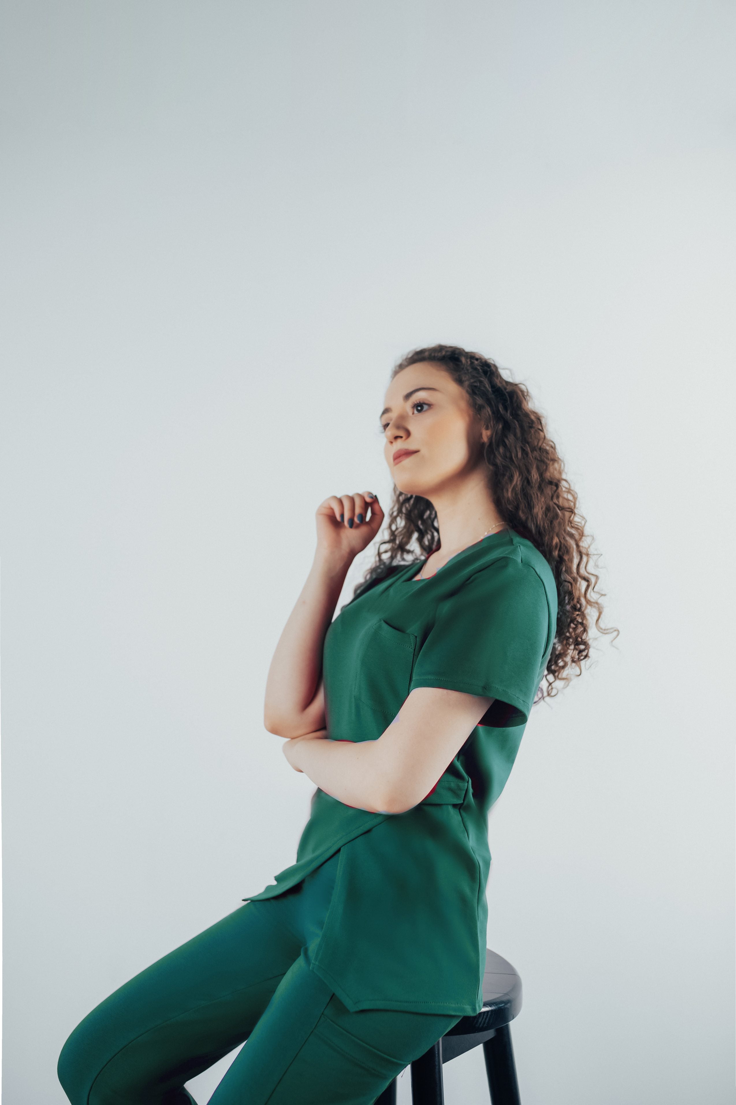 O doctorita tanara ce poarta un Scrub medical verde sacramento din bumbac