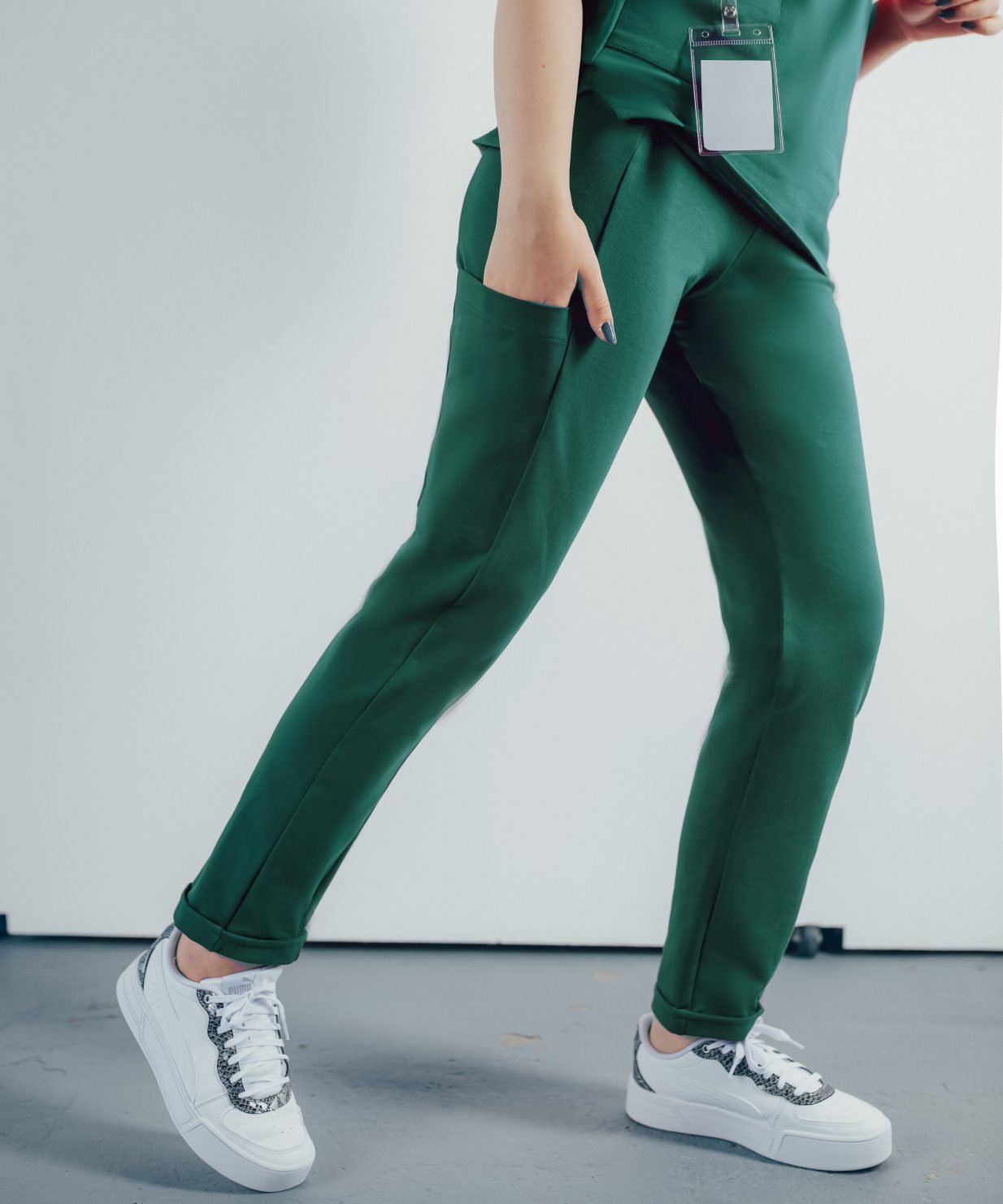 Scrub medical bumbac elastic verde sacramento Uniforma spital dama 2 O doctorita tanara ce poarta un Scrub medical verde sacramento din bumbac