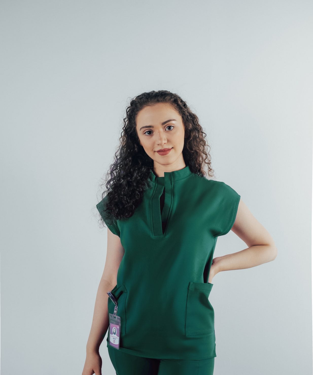 O doctorita tanara ce poarta un Scrub medical verde sacramento din bumbac