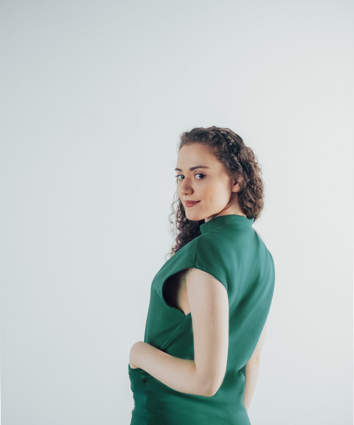 Scrub medical bumbac elastic verde sacramento Uniforma spital dama 5 O doctorita tanara ce poarta un Scrub medical verde sacramento din bumbac