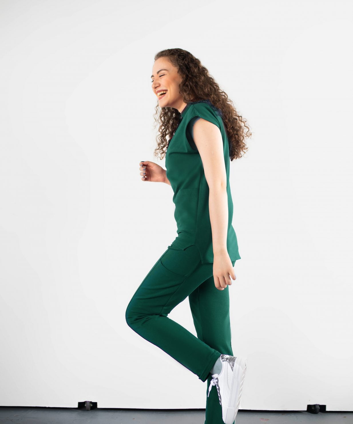 Scrub medical bumbac elastic verde sacramento Uniforma spital dama 6 O doctorita tanara ce poarta un Scrub medical verde sacramento din bumbac