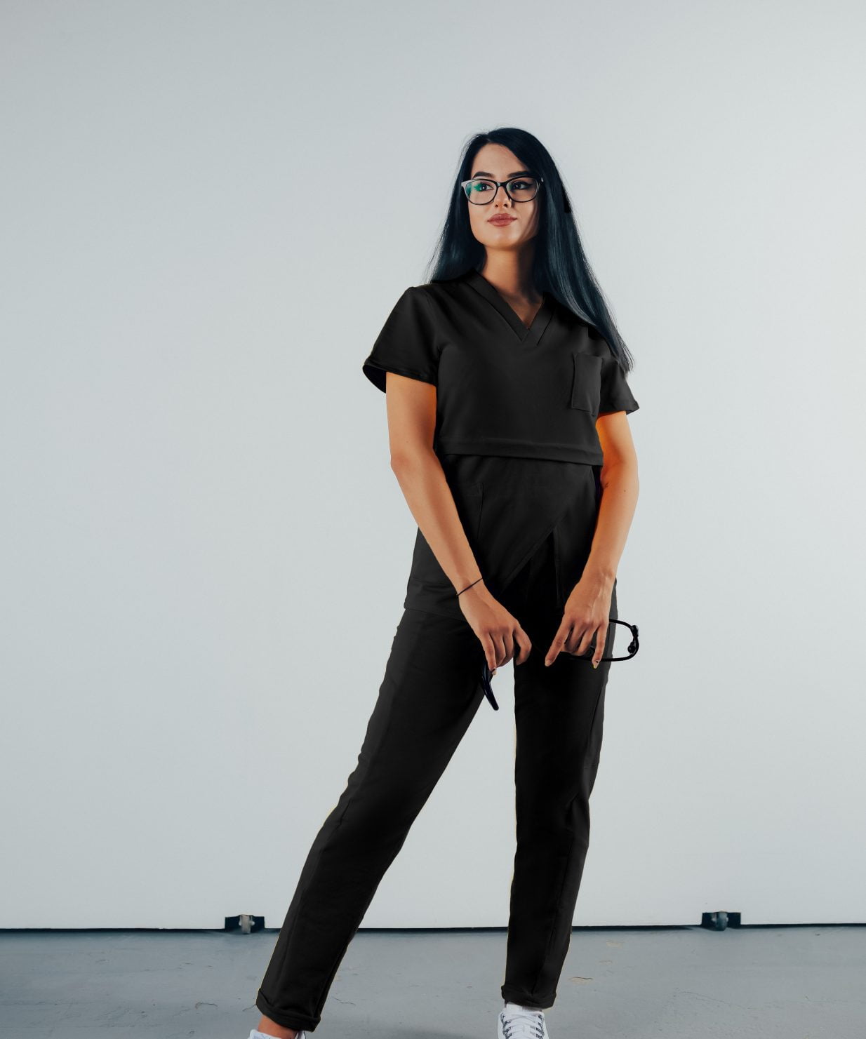 O doctorita tanara ce poarta o bluza Edgy de Scrub medical negru din bumbac