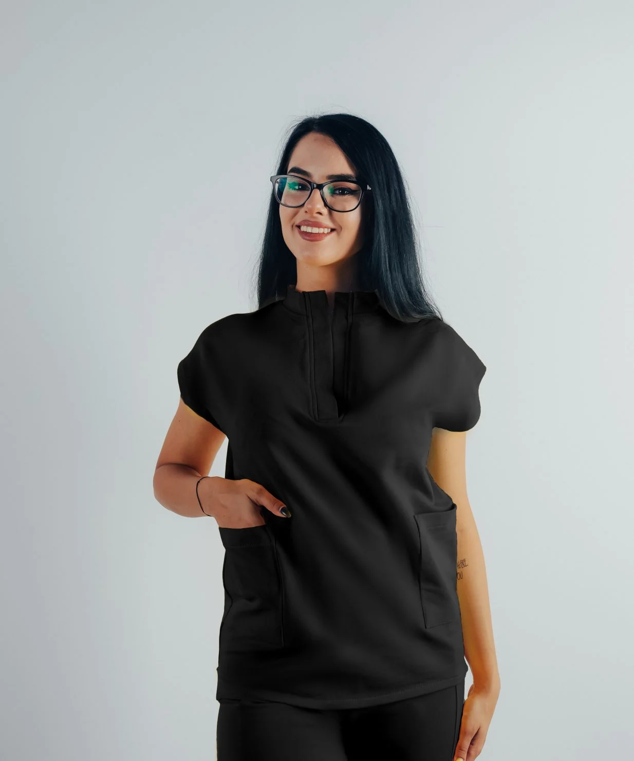 O doctorita tanara ce poarta o bluza Tunica de Scrub medical negru din bumbac