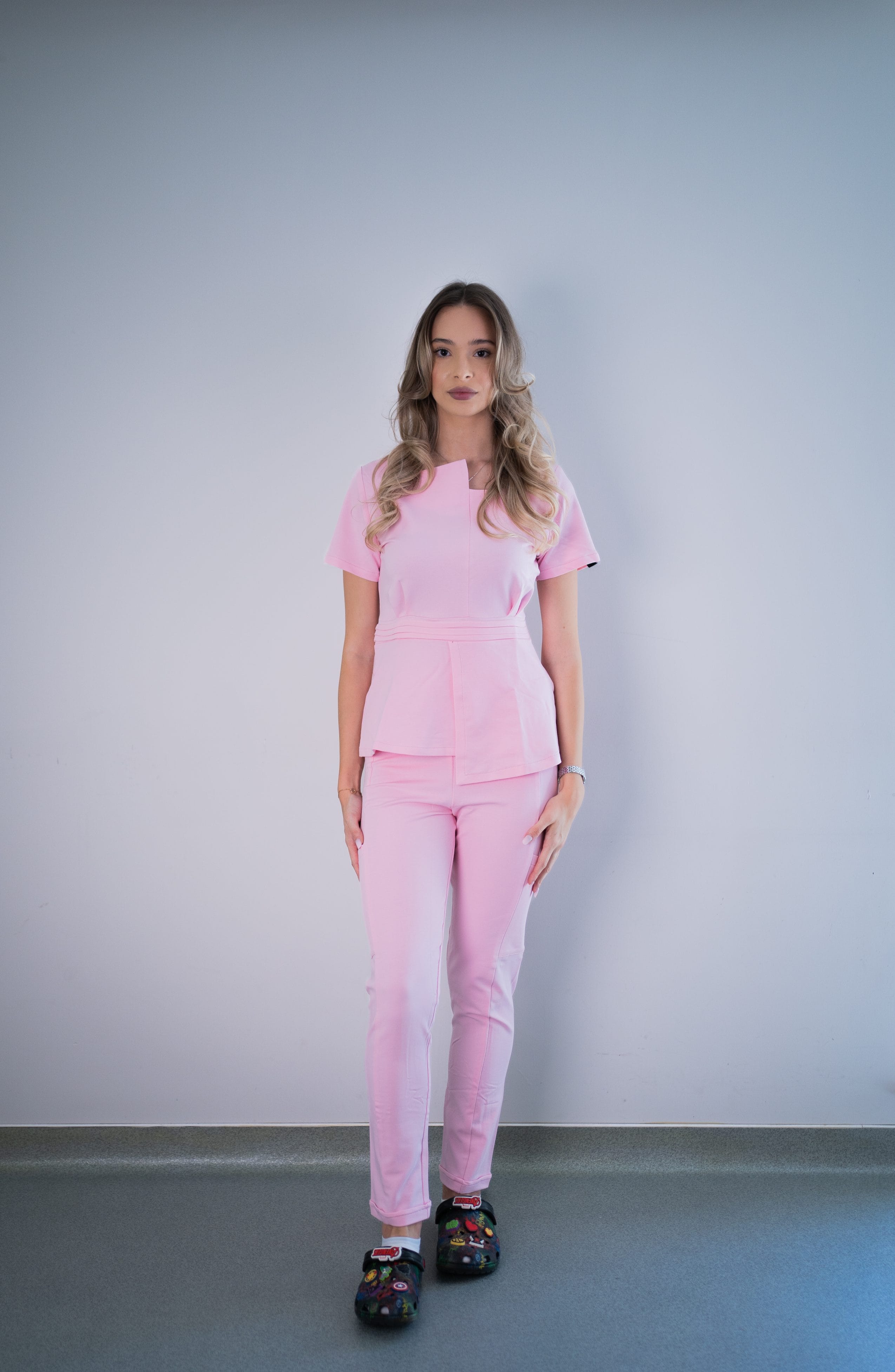 Scrub medical baby pink costum medical femei 04 scaled