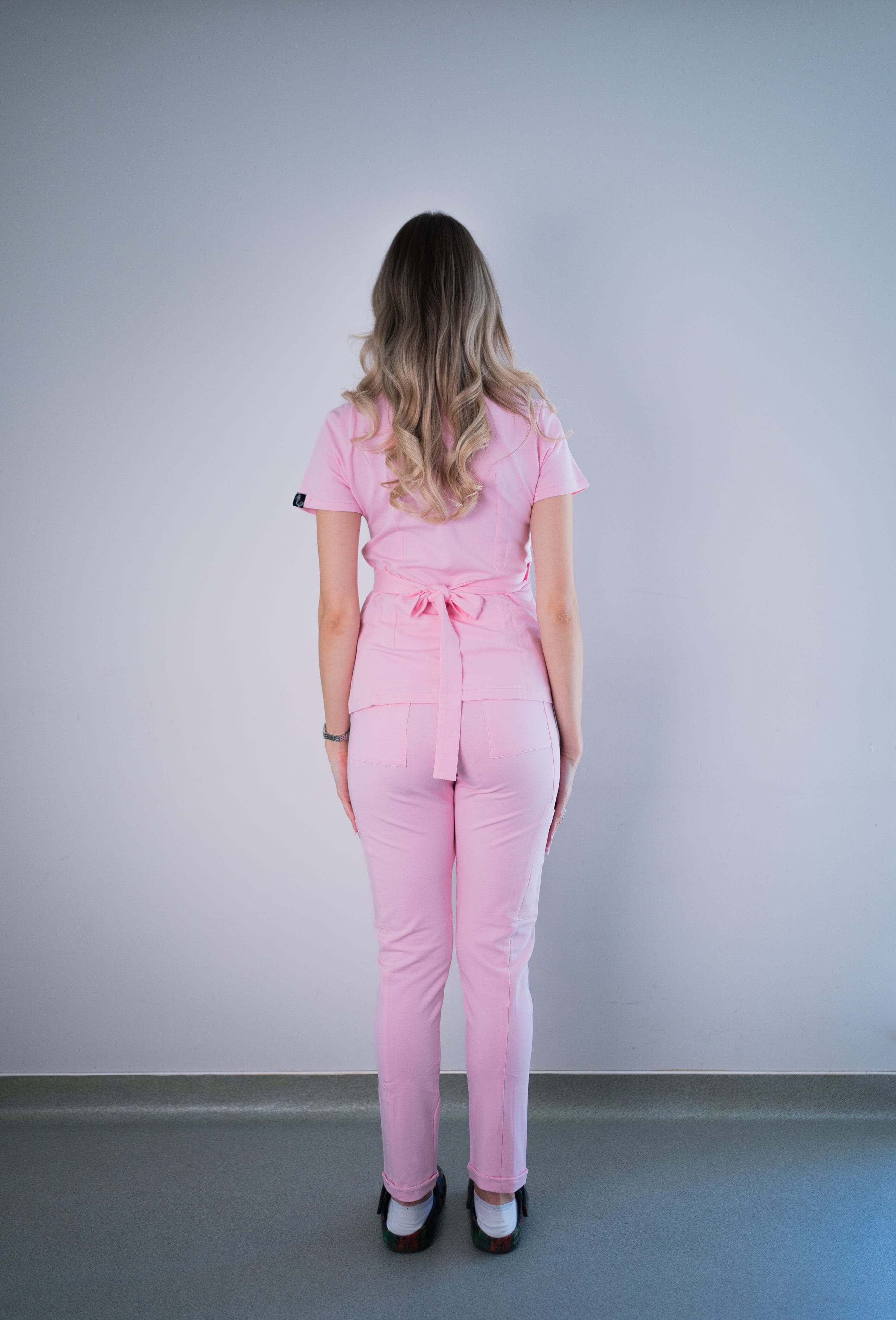 Scrub medical baby pink costum medical femei 08 scaled