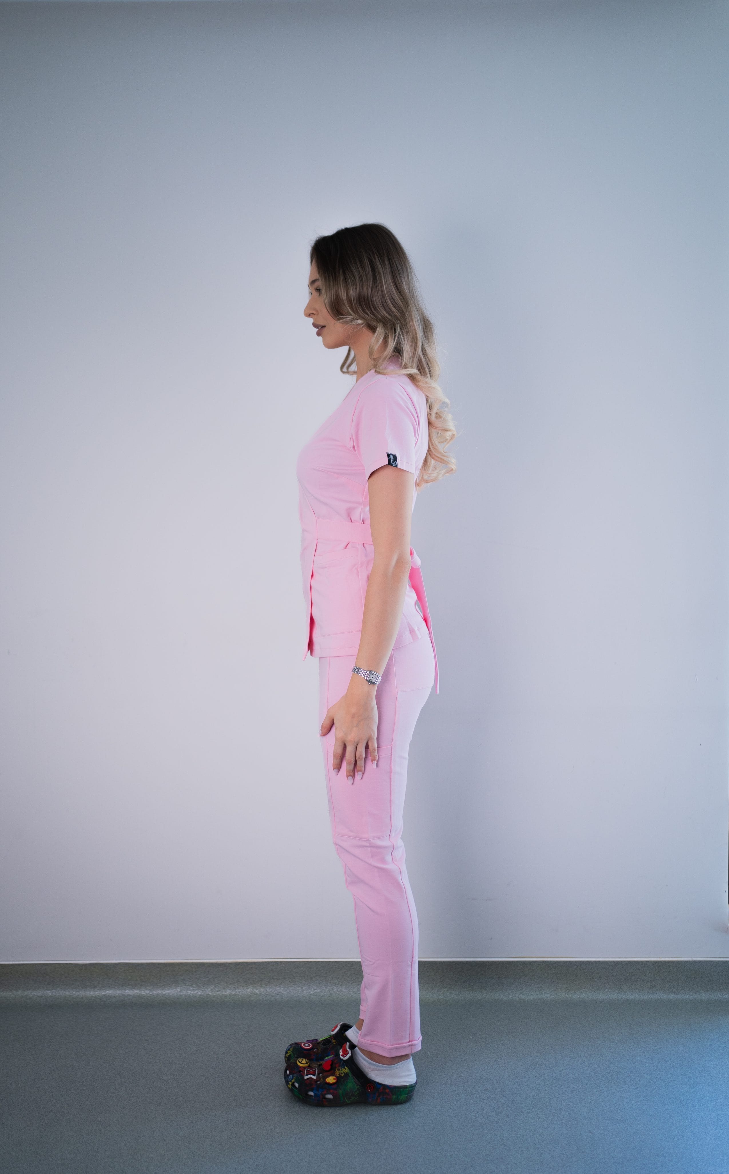 Scrub medical baby pink costum medical femei 09 scaled