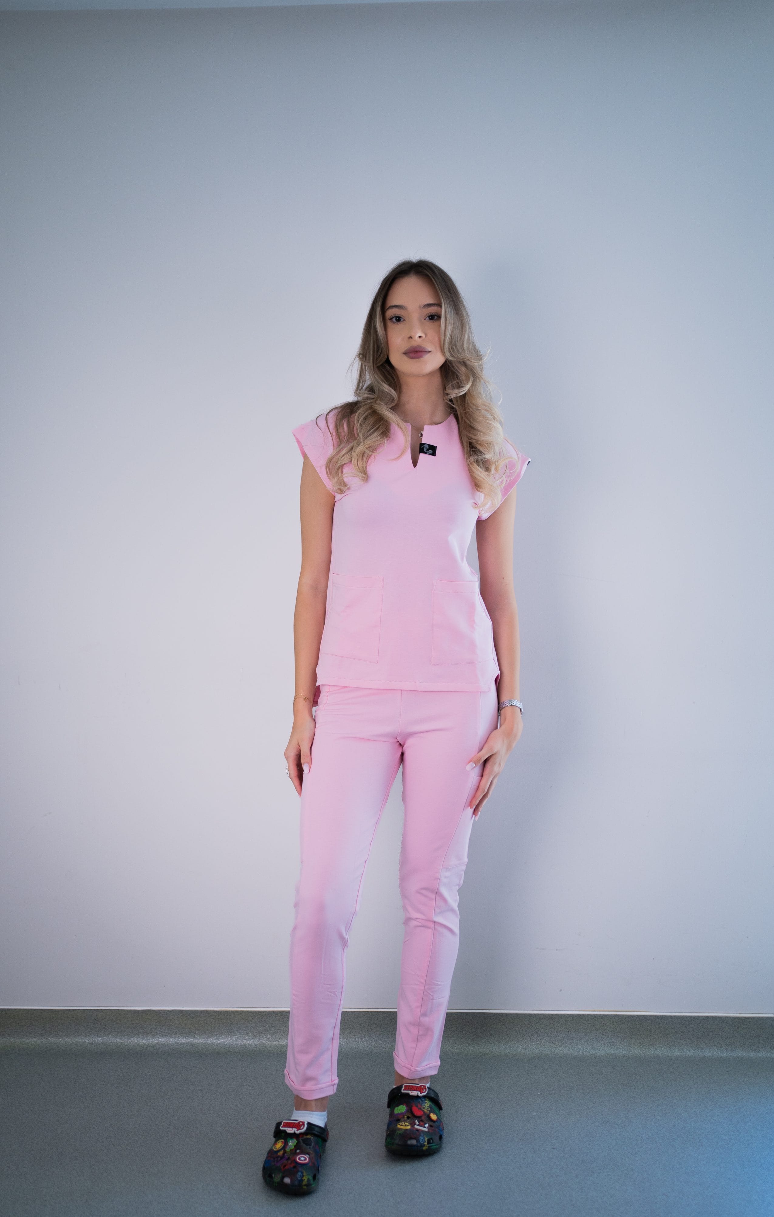 Scrub medical baby pink costum medical femei 14 scaled