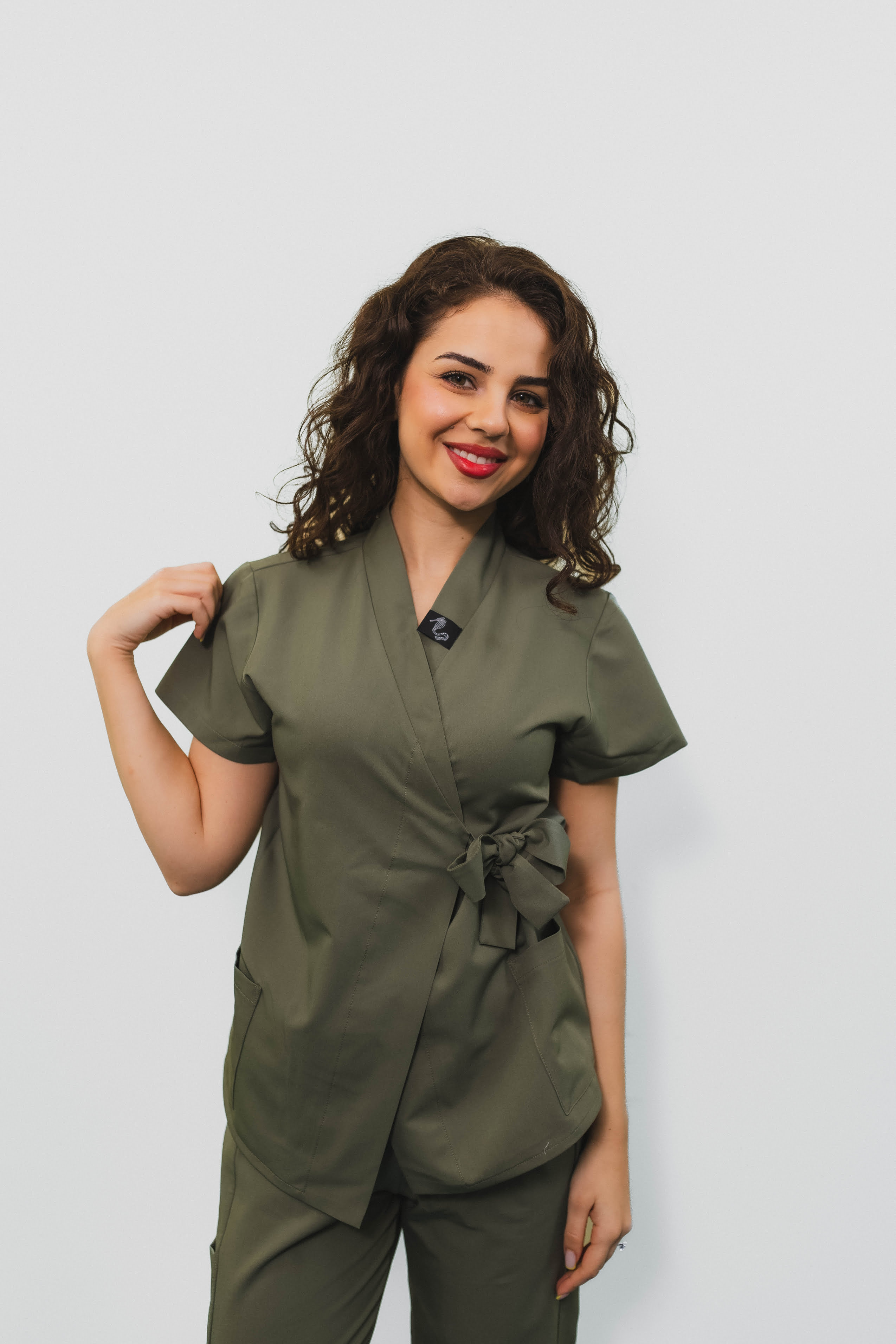 costum medical olive femei uniforma medicala 13 scaled