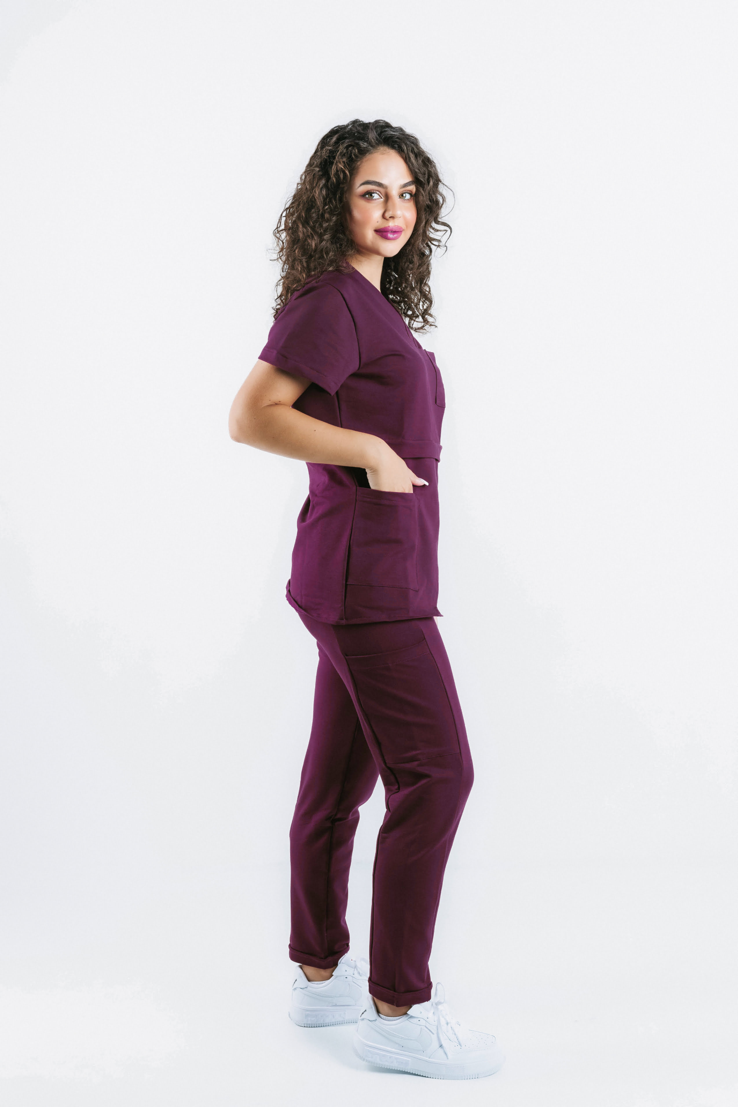 costum medical mov pruna femei uniforma medicala 10 scaled