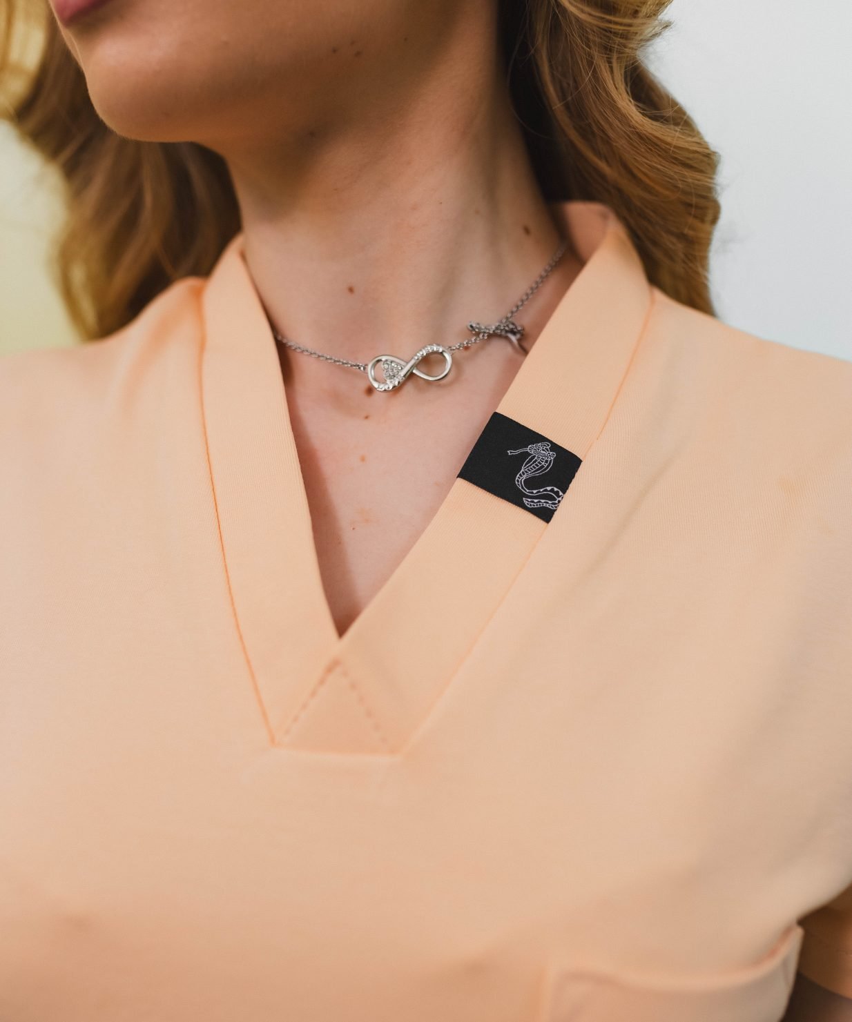 costum medical peach fuzz femei uniforma medicala 1