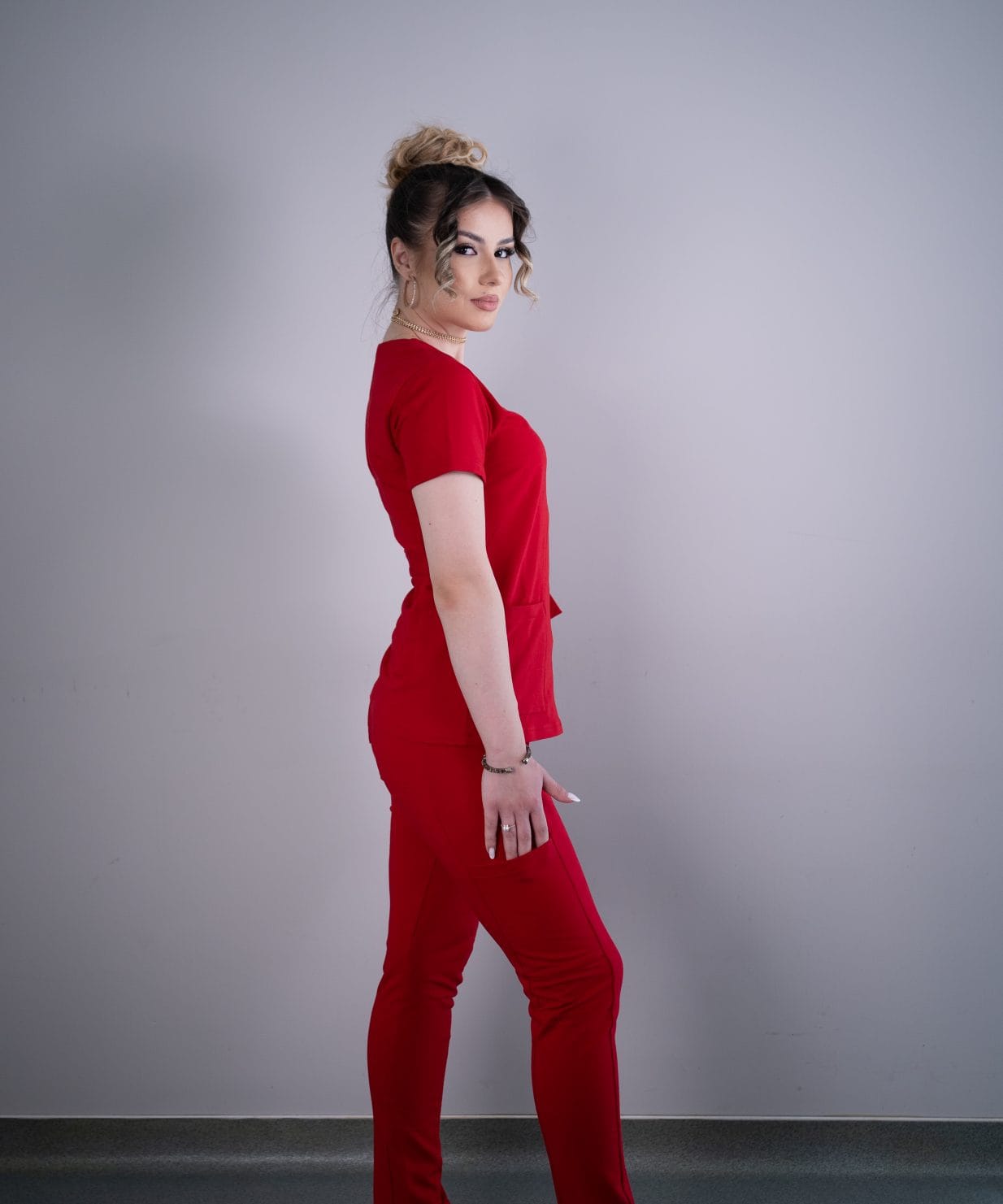 Scrub medical rosu intens costum medical femei 01 Scrub medical rosu intens costum medical femei 01