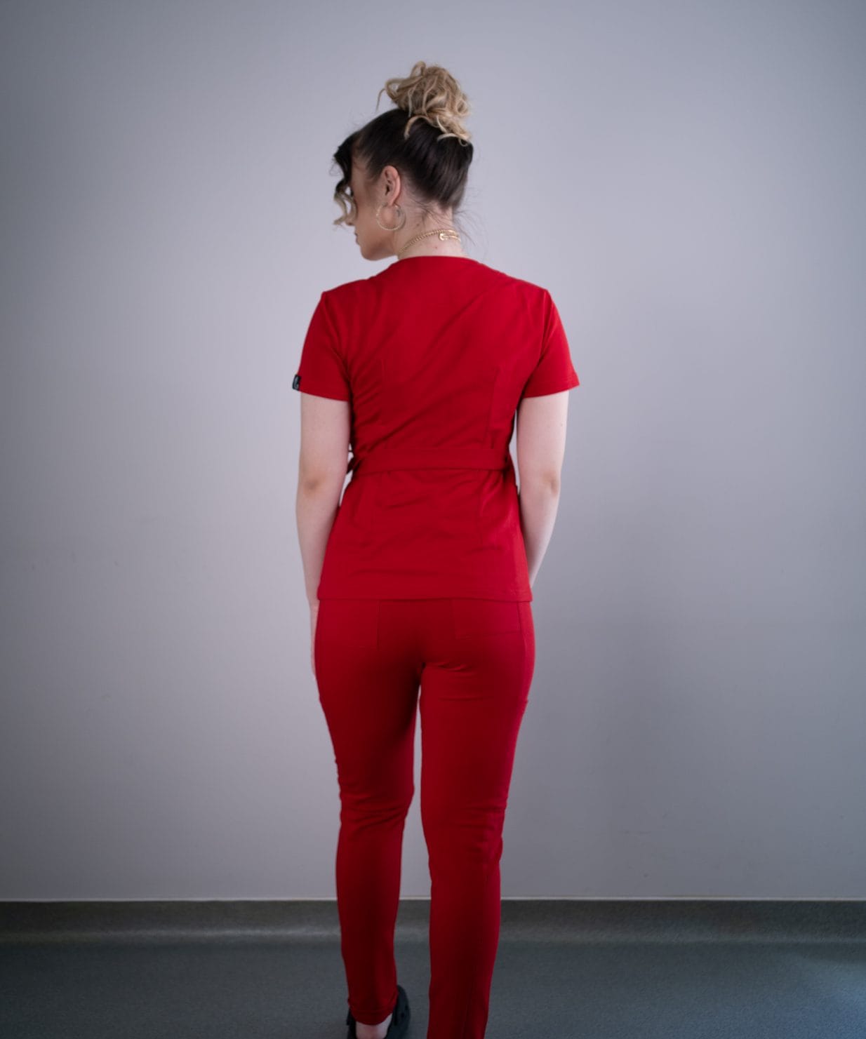 Scrub medical rosu intens costum medical femei 02 Scrub medical rosu intens costum medical femei 02