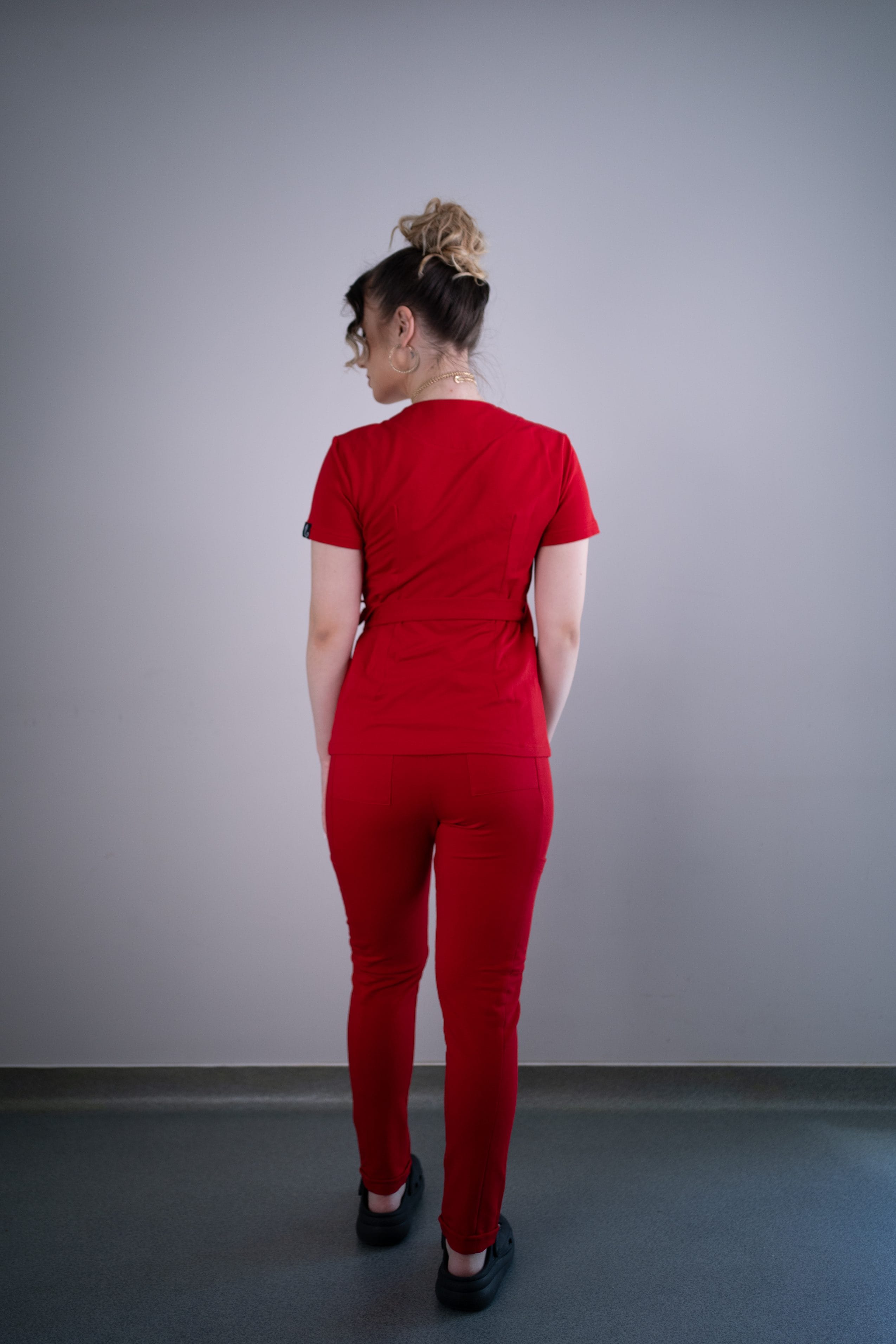 Scrub medical rosu intens costum medical femei 02 scaled