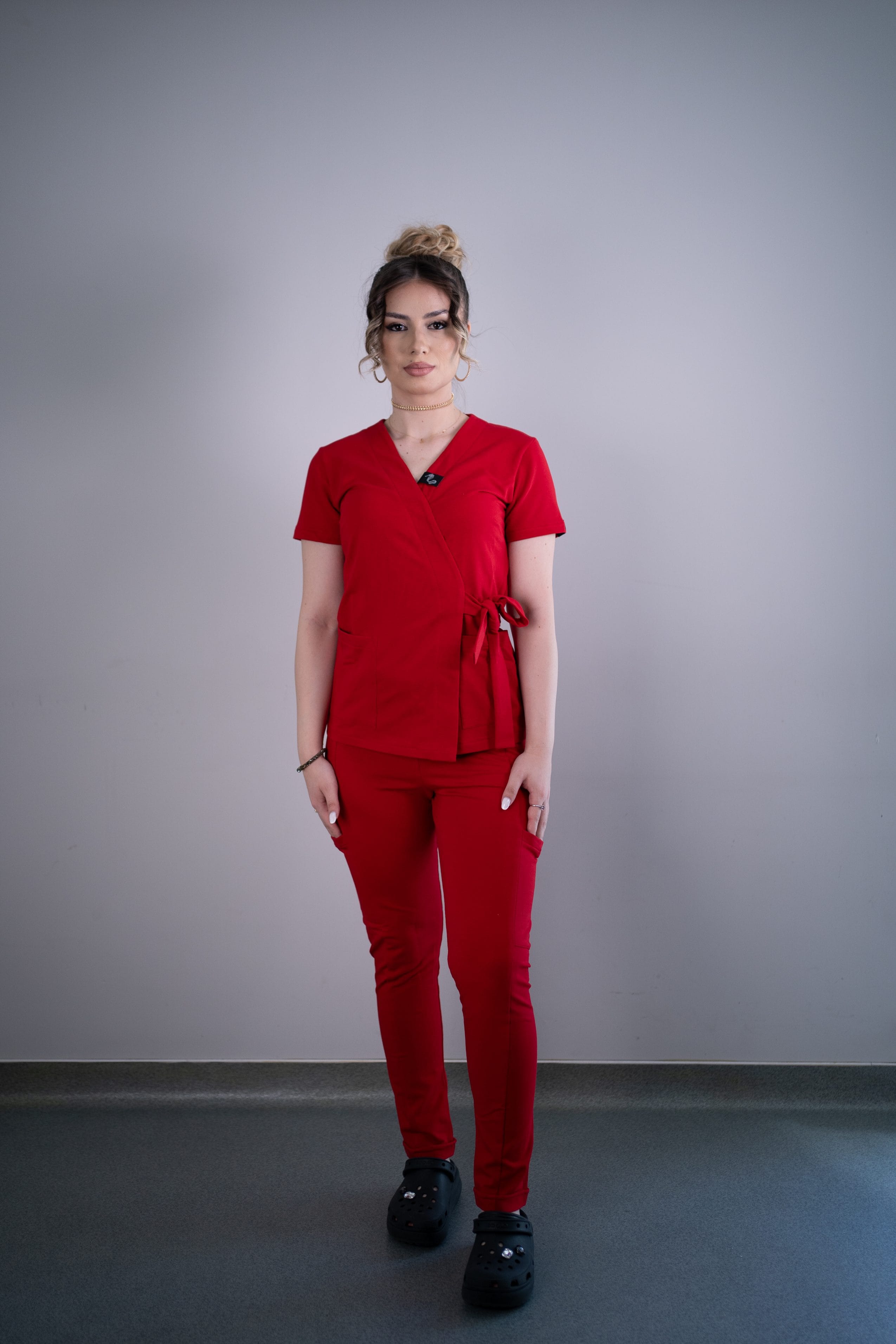 Scrub medical rosu intens costum medical femei 03 scaled