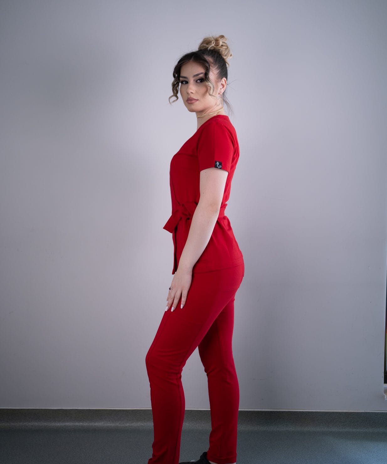 Scrub medical rosu intens costum medical femei 04 Scrub medical rosu intens costum medical femei 04