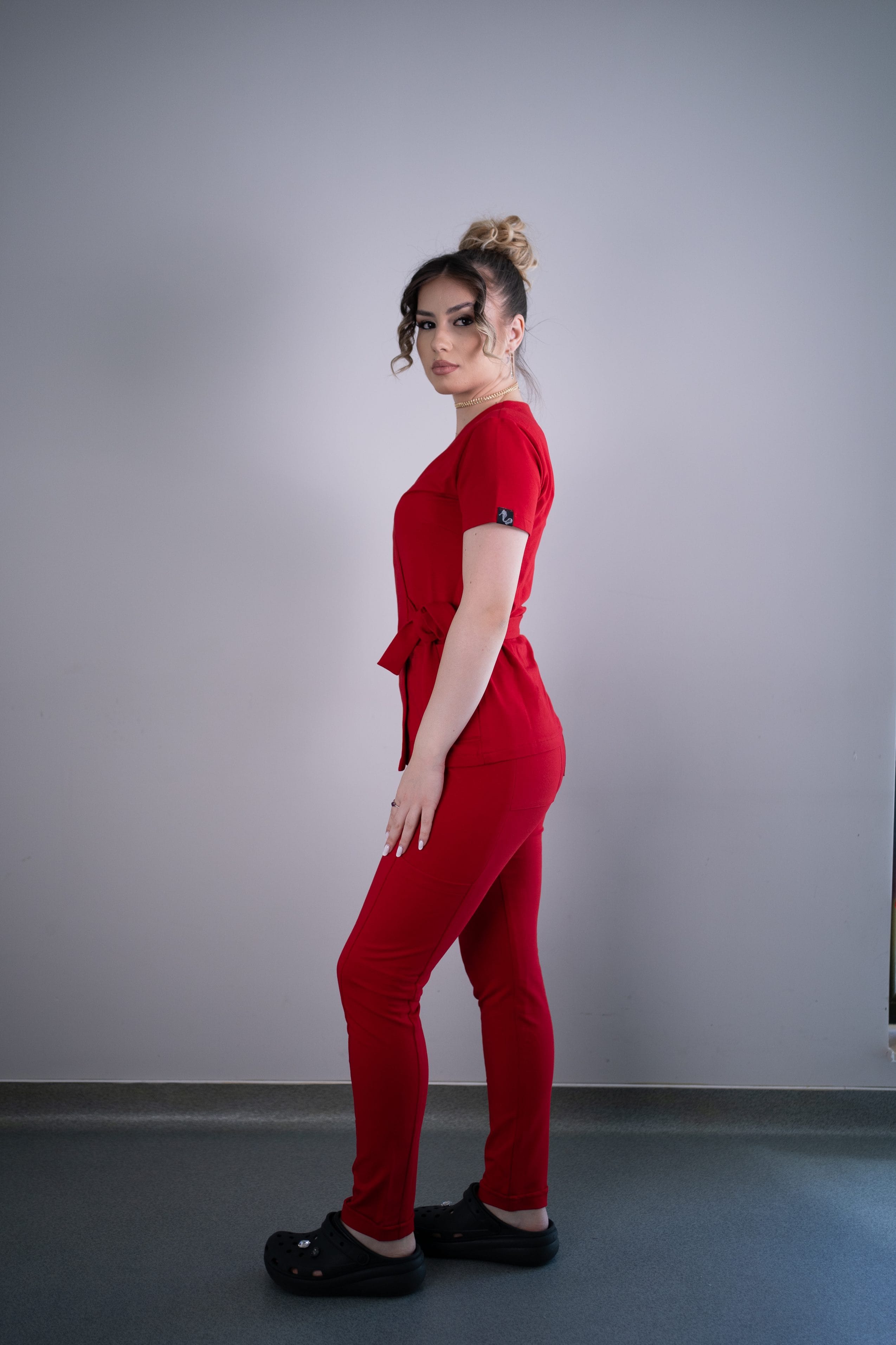 Scrub medical rosu intens costum medical femei 04 scaled