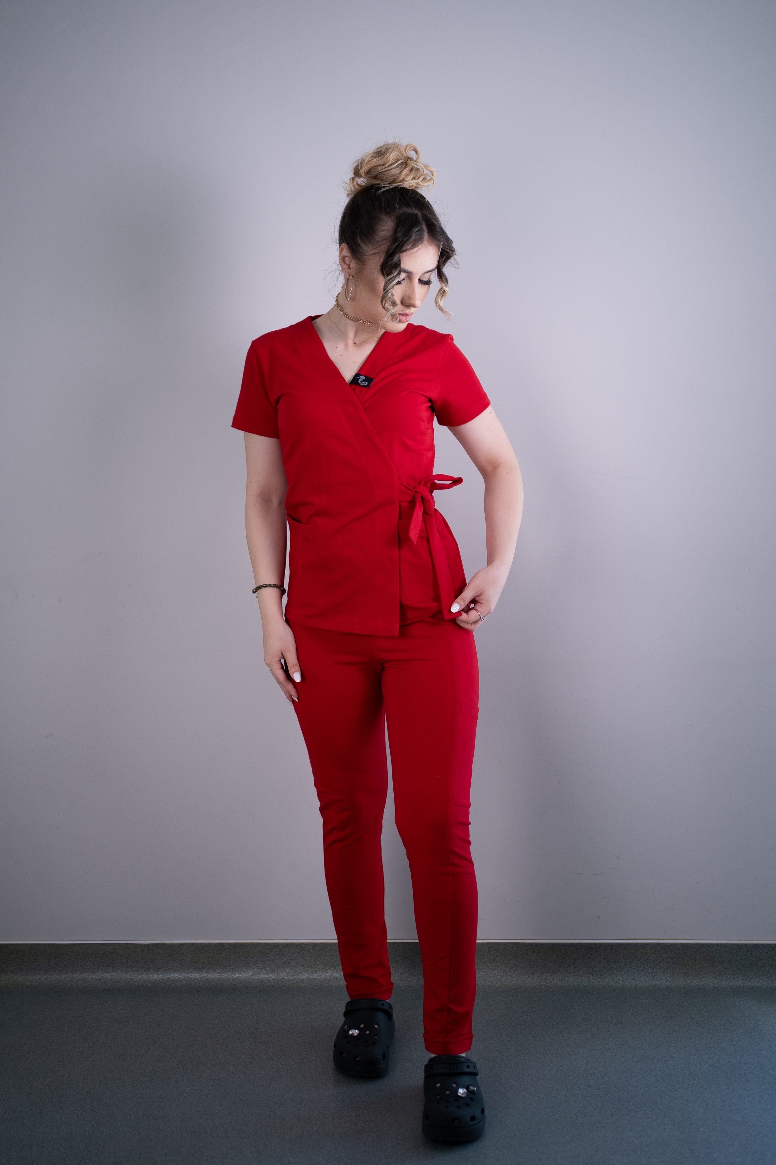 Scrub medical rosu intens costum medical femei 07 scaled