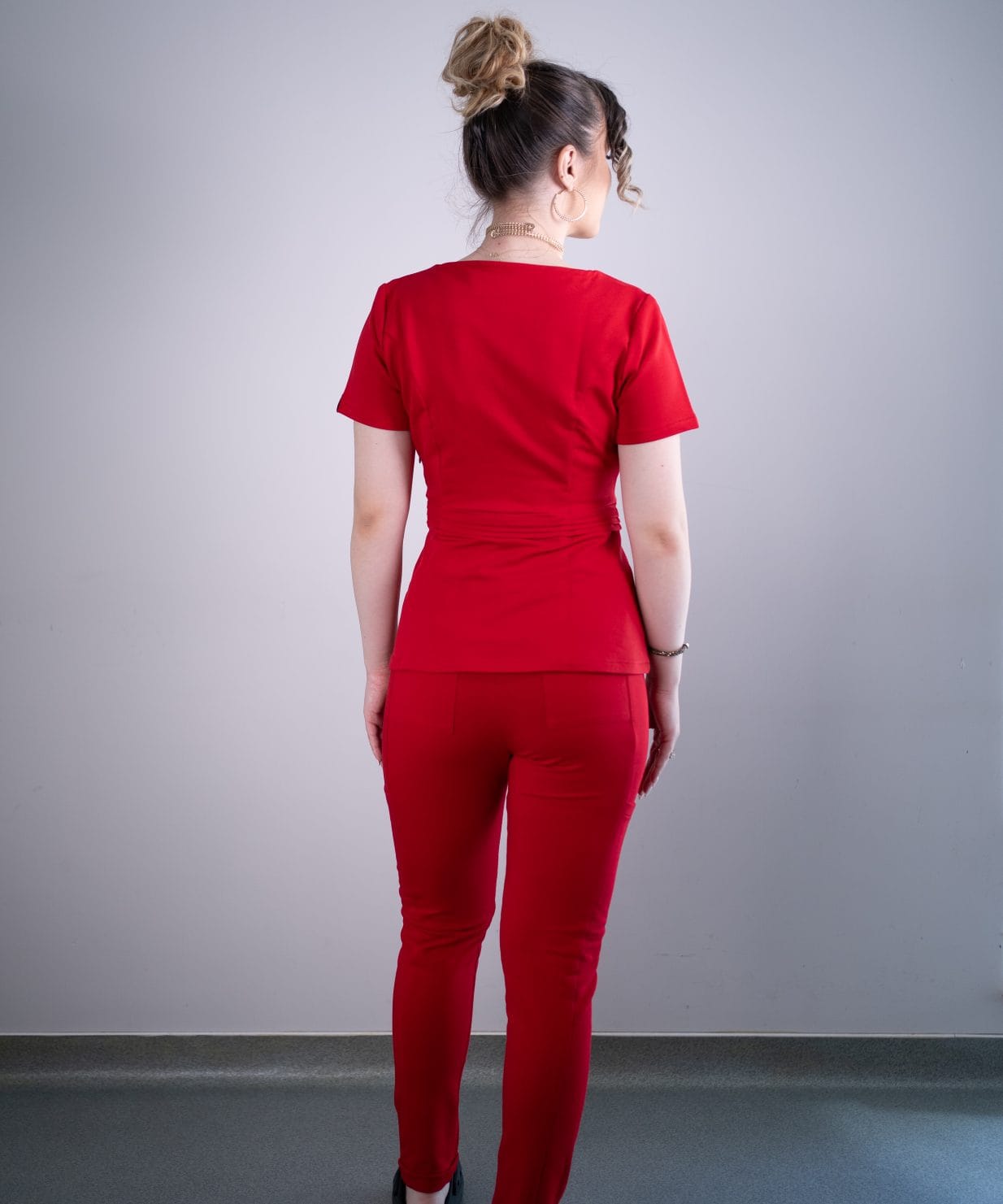 Scrub medical rosu intens costum medical femei 08 Scrub medical rosu intens costum medical femei 08